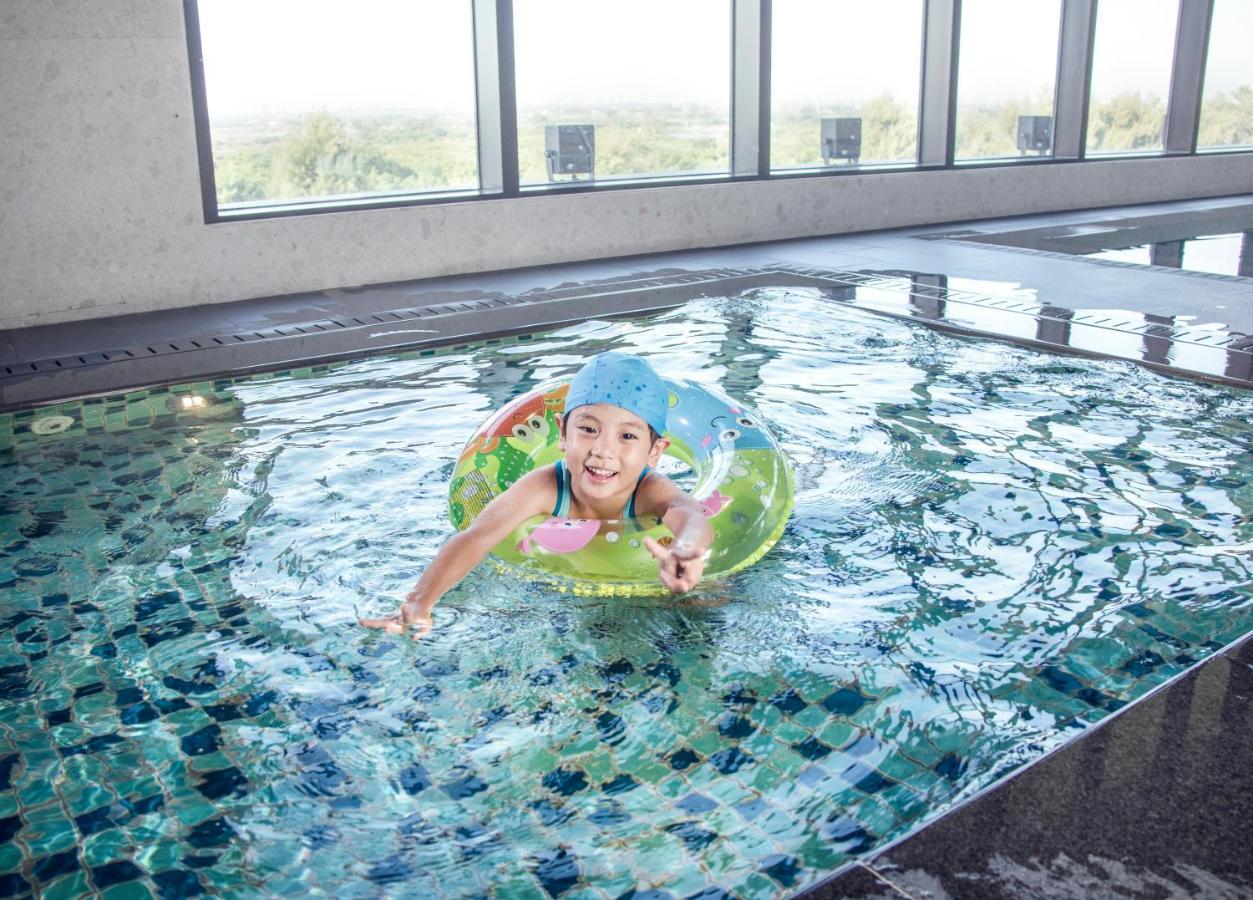 מלון Crowne Plaza Tainan By Ihg מראה חיצוני תמונה A child swimming with a float