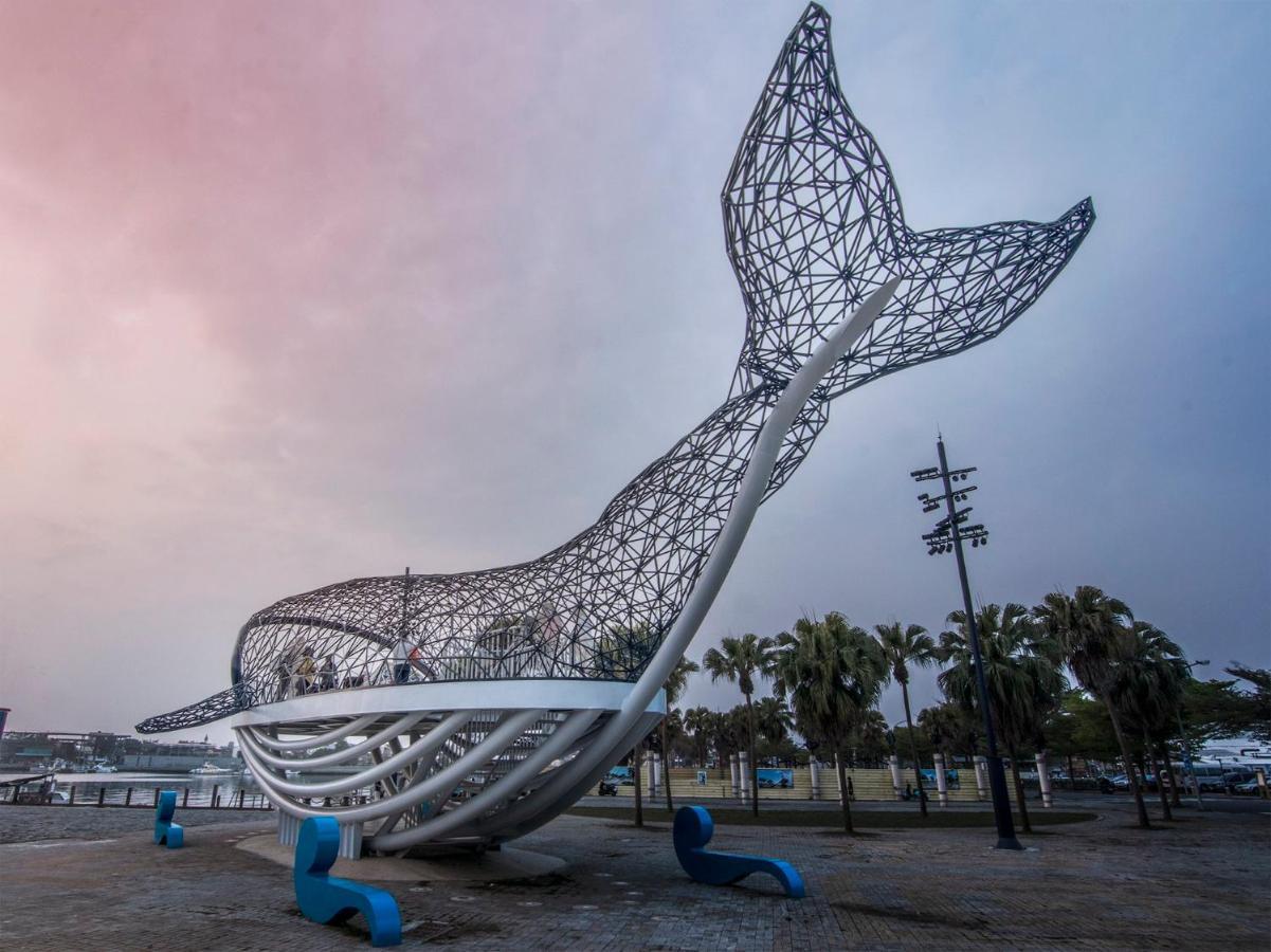 מלון Crowne Plaza Tainan By Ihg מראה חיצוני תמונה The Whale sculpture at the entrance of the park