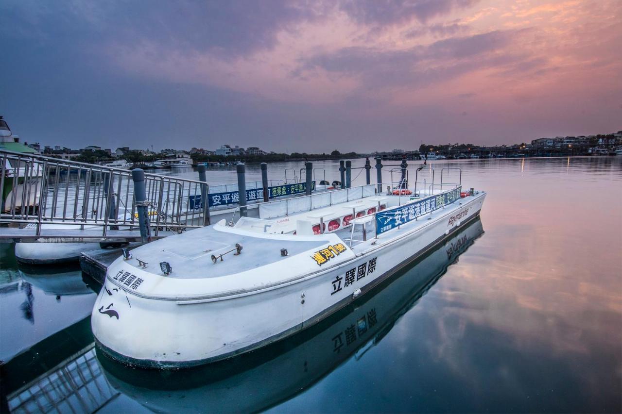 מלון Crowne Plaza Tainan By Ihg מראה חיצוני תמונה The ferry at the dock