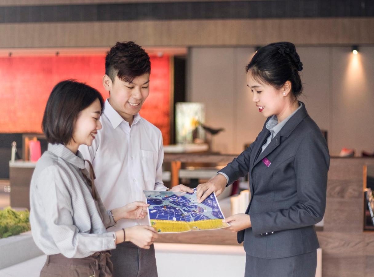 מלון Crowne Plaza Tainan By Ihg מראה חיצוני תמונה Thai Airways' ground staff at Suvarnabhumi Airport