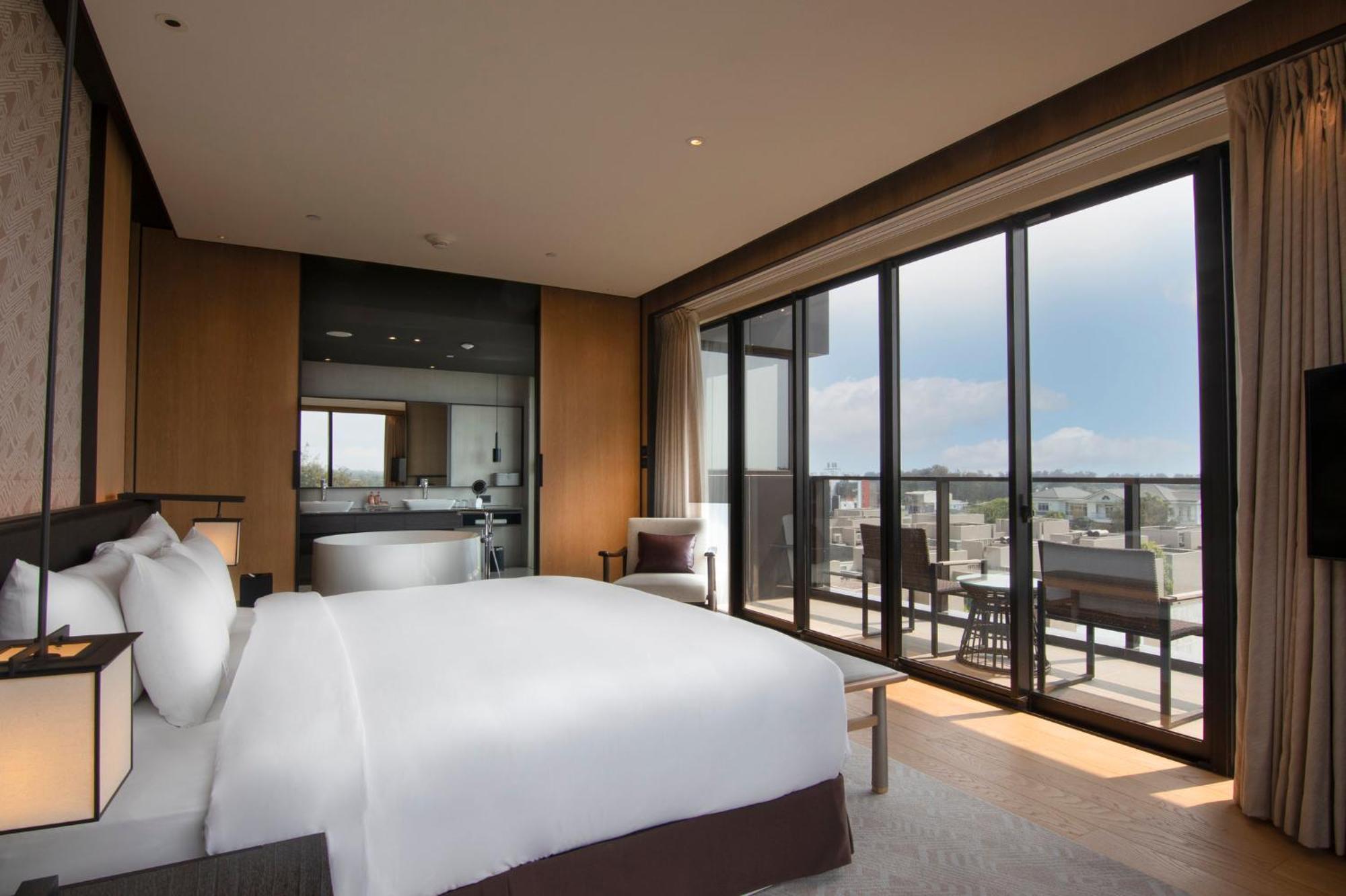 מלון Crowne Plaza Tainan By Ihg מראה חיצוני תמונה A bedroom at the hotel